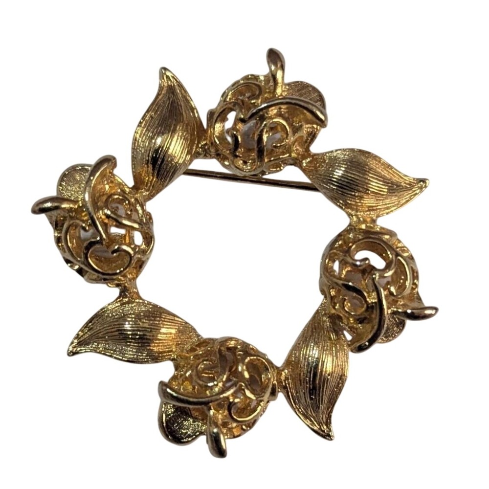 Sarah Coventry Gold Tone Floral Wreath Brooch Vintage Textured Rose Pin
